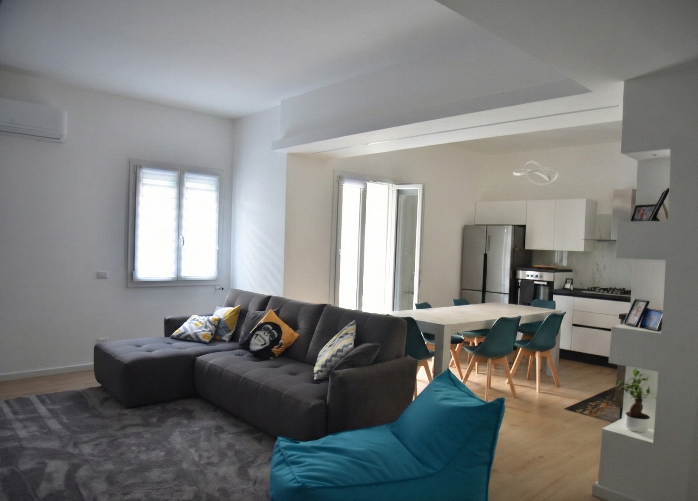 Open space luminoso con cucina e living